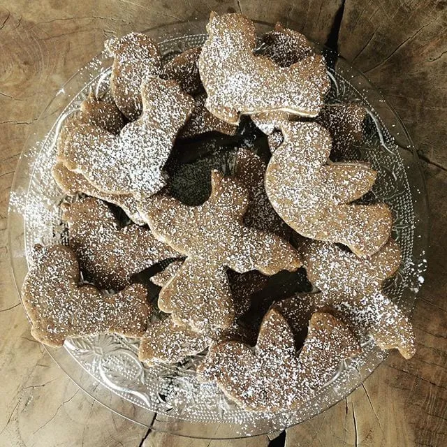 Sugar-dusted biscuits served with afternoon tea